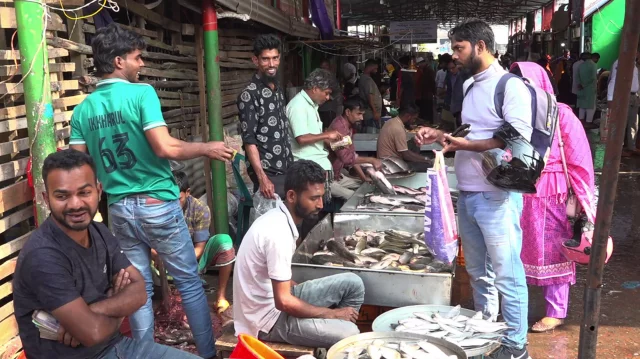 বাজারে বোতলজাত ভোজ্যতেলের সংকট, নাগালে নেই সবজিও